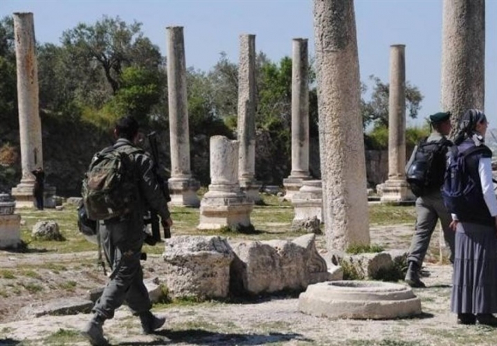 بحماية جيش العدو .. المستوطنون يقتحمون المنطقة الأثرية في سبسطية