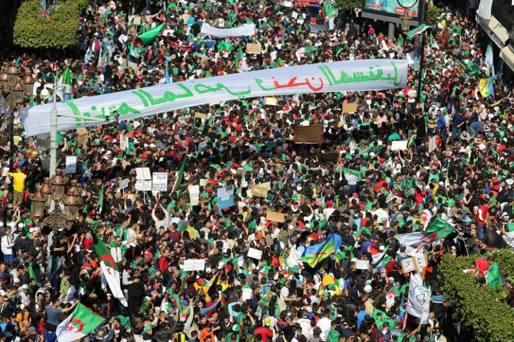 الجزائر تقر قانون الانتخابات على وقع التظاهرات
