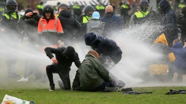 اعتقال العشرات في تظاهرات احتجاجية ضد اجراءات كورونا في هولندا