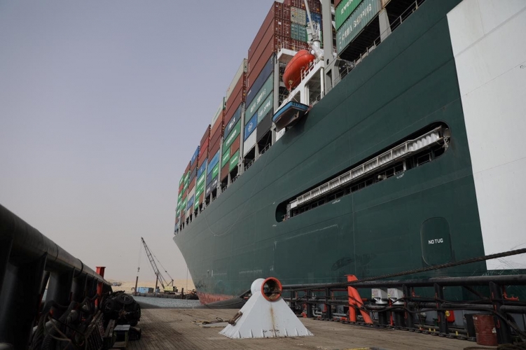 الشركة المالكة للسفينة الجانحة في قناة السويس تنفي عملية التعويم غداً