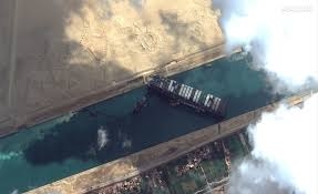 البحرية الأمريكية سترسل فريقا لحل مشكلة السفينة العالقة بقناة السويس