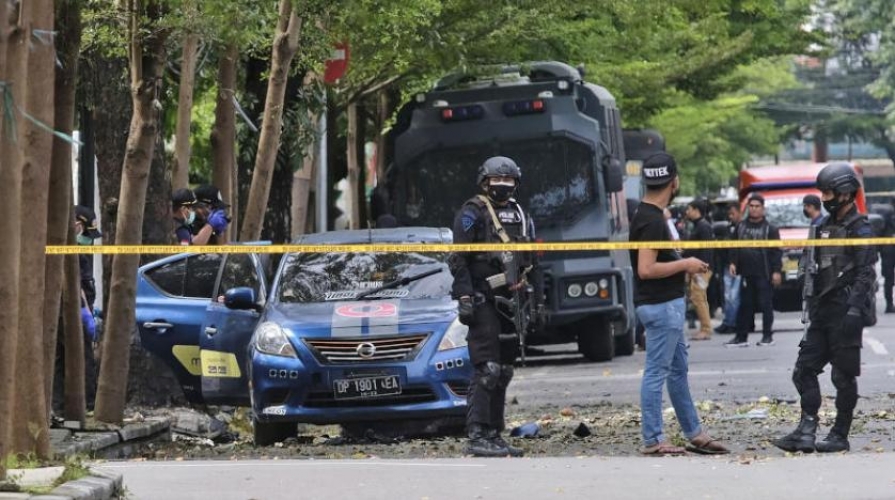 إصابة 14 شخصاً ومقتل المهاجمين بتفجير إرهابي في إندونيسيا