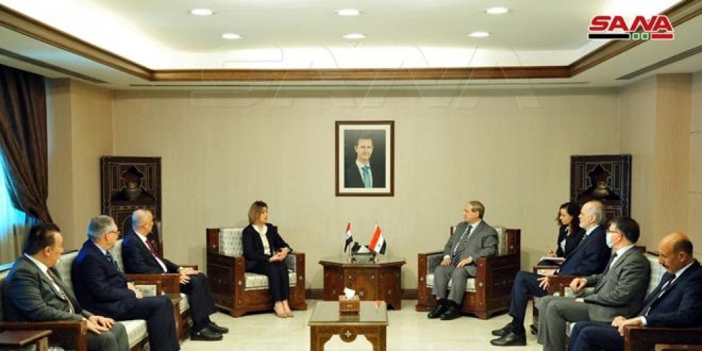 المقداد يبحث مع وزيرة الهجرة العراقية سبل التعاون المشترك وأوضاع المهجرين في كلا البلدين