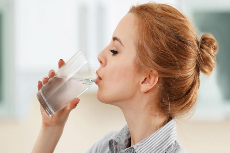 مخاطر شرب المياه دفعة واحدة