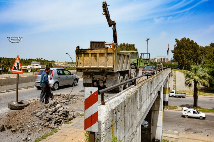 المواصلات الطرقية تقوم بصيانة جسر عقدة المدينة في اللاذقية 