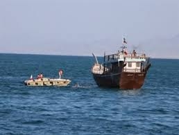خفر السواحل الايراني يوقف زورقا هنديا اثنان من طاقمه مصابين بكورونا   