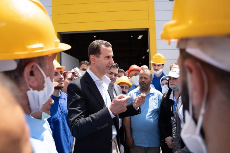 بالفيديو ... ماذا قال الرئيس الأسد خلال لقائه العمال في مدينة حسياء الصناعية ..؟   