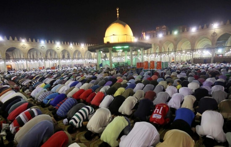 عشرات الالاف يحتشدون لاحياء ليلة القدر في المسجد الأقصى رغم إجراءات الاحتلال