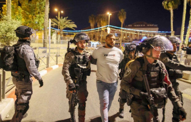 الإحتلال يقمع الفلسطينيين في القدس المحتلة و مواجهات واسعة مع العدو