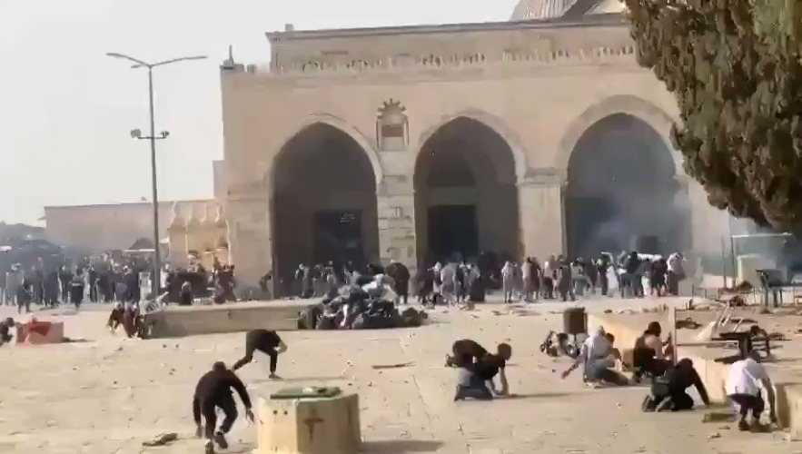 باحات المسجد الأقصى تتحول إلى ساحة معركة لمواجهة الاحتلال