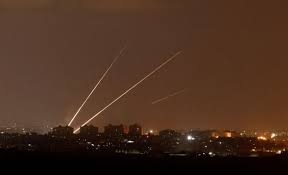 رشقات صاروخية مباركة للمقاومة الفلسطينية تصل مدينة القدس و أعضاء الكنيست يهربون