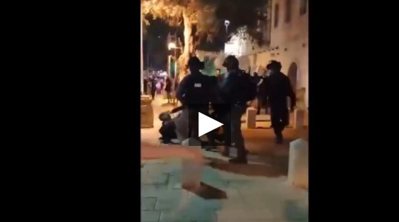 بالفيديو..الشرطة الإسرائيلية تعتدي بالضرب المبرح على شاب فلسطيني في حيفا
