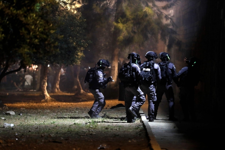 مستوطنون يحرقون منزلا في يافا وإصابة طفلين فلسطينيين