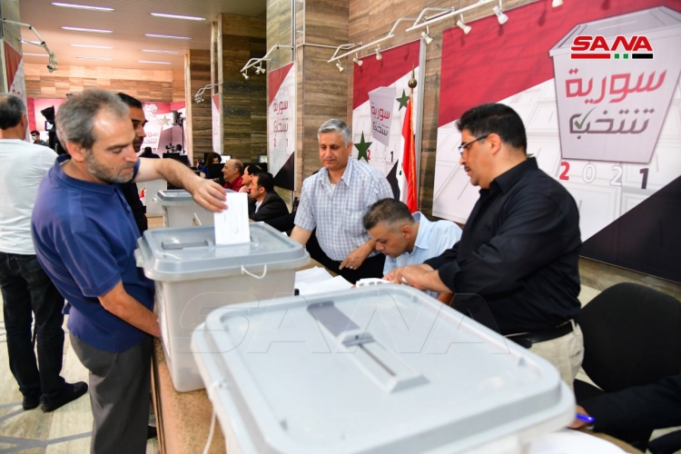 السوريون يتوجهون إلى مراكز الاقتراع لانتخاب رئيس الجمهورية