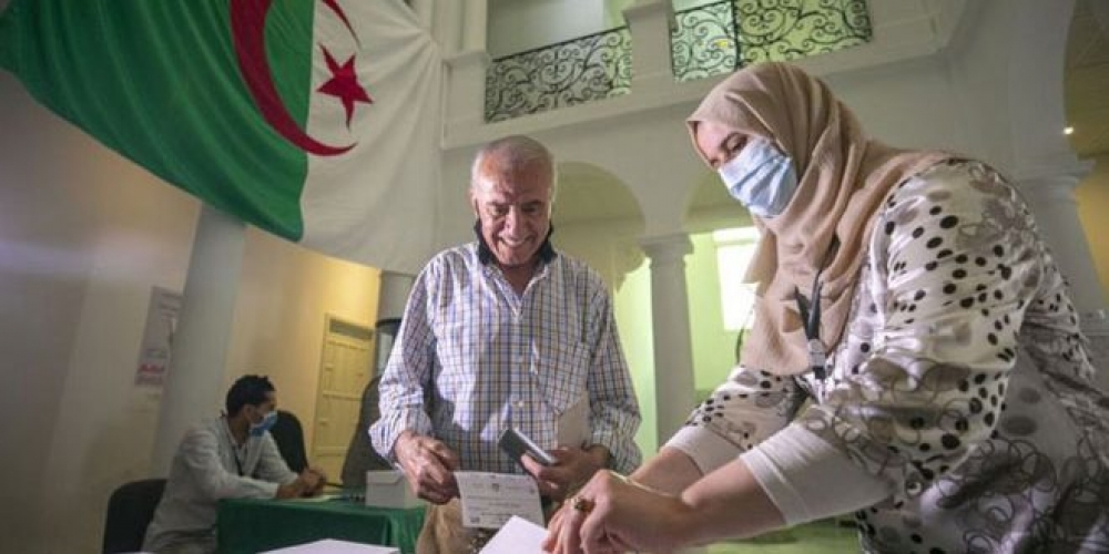الناخبون الجزائريون يتوجهون إلى مراكز الاقتراع لانتخاب ممثليهم في المجلس الشعبي الوطني