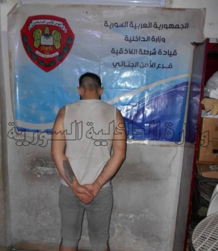 القبض على شخص وهو يسرق محتويات السيارات بعد كسر زجاجها في أحد أحياء مدينة اللاذقية
