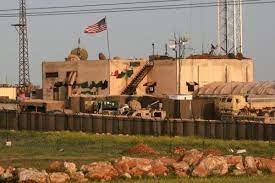 قصف صاروخي يطال القاعدة الأمريكية في منطقة حقل العمر بدير الزور  