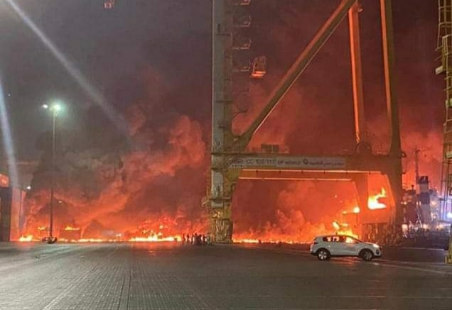 الإمارات .. انفجار وحريق ضخم في ميناء 