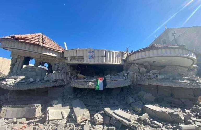 العدو الإسرائيلي يفجر منزل ذوي أسير فلسطيني في رام الله