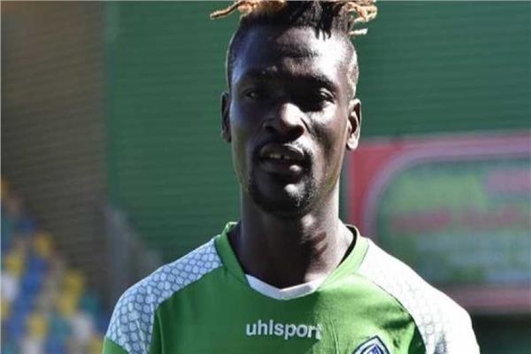 لاعب محترف بالدوري المصري يهدد صحفيا بالقتل بعدما وصفه بالمغني!