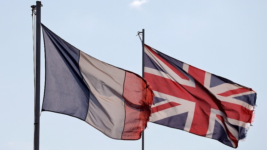 بريطانيا تتراجع عن خطتها لفتح السفر إلى فرنسا