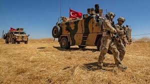 الاحتلال التركي يقصف بالقذائف الطريق الدولي M4 شمال الرقة مما أسفر عن سقوط شهيد مدني