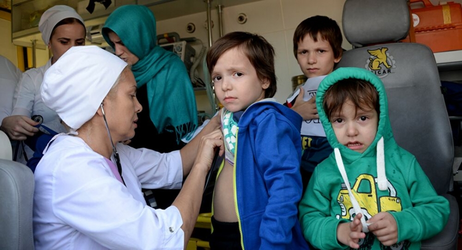 في ظل غياب المنظمات الأممية .. أطباء روس يقدمون الرعاية الطبية للاجئي مخيم 