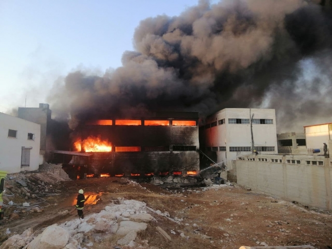 إندلاع حريق ضخم بمعمل لصناعة الدهانات والمواد البلاستيكية في حلب
