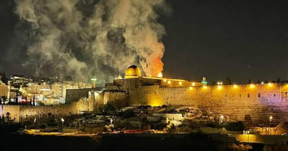 حريق ضخم قرب القدس المحتلة وكيان العدو يقول أنه مفتعل