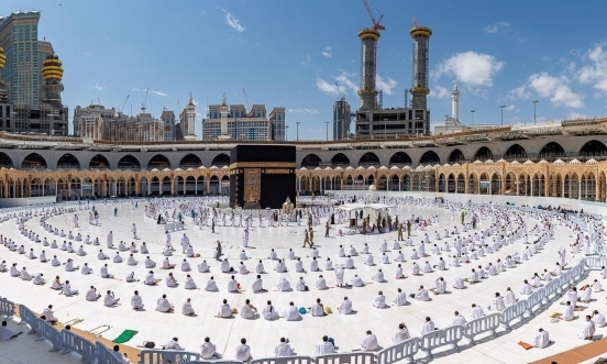 السعودية ستستأنف تدريجياً العمرة للحجاج الملقحين الوافدين من دول العالم
