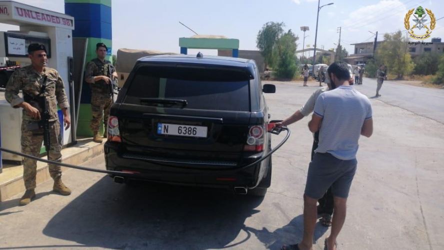 لبنان .. الجيش يباشر عمليات دهم محطات الوقود وتوزيع الكميات المخزنة من مادة البنزين