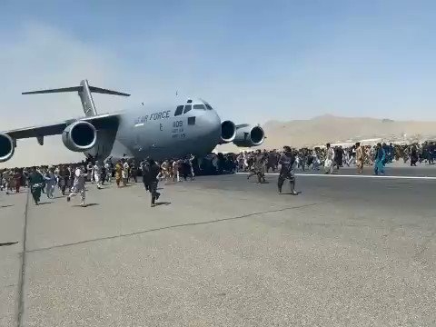 مشهد مرعب من أفغانستان.. عشرات الأشخاص يحاولون تسلق طائرة أمريكية هرباً من 
