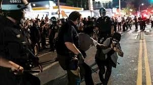 وسط صمت دعاة حقوق الإنسان .. الشرطة الأمريكية تعتقل عشرات المدنيين إثر احتجاجات سلمية   