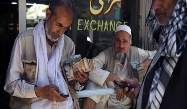 لمنع إنهيار العملة .. حركة طالبان تضع سقفاً لسحب الأموال من البنوك