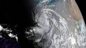 مركز الأعاصير الأمريكي: لاري يشتد ويتحول لإعصار من الفئة الثانية 