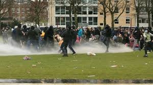 هولندا.. الآلاف يتظاهرون في العاصمة أمستردام  رفضاً لقيود كورونا