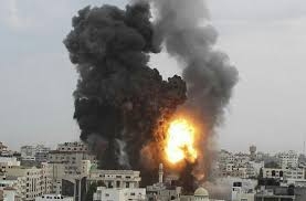 جيش العدو ينفذ غارات على مواقع لحماس ردا على اطلاق القذيفة الصاروخية من غزة