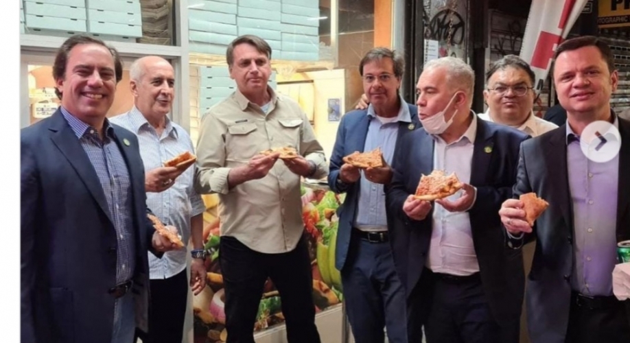 رئيس البرازيل يتناول البيتزا بالشارع بعد منعه من دخول المطعم في نيويورك