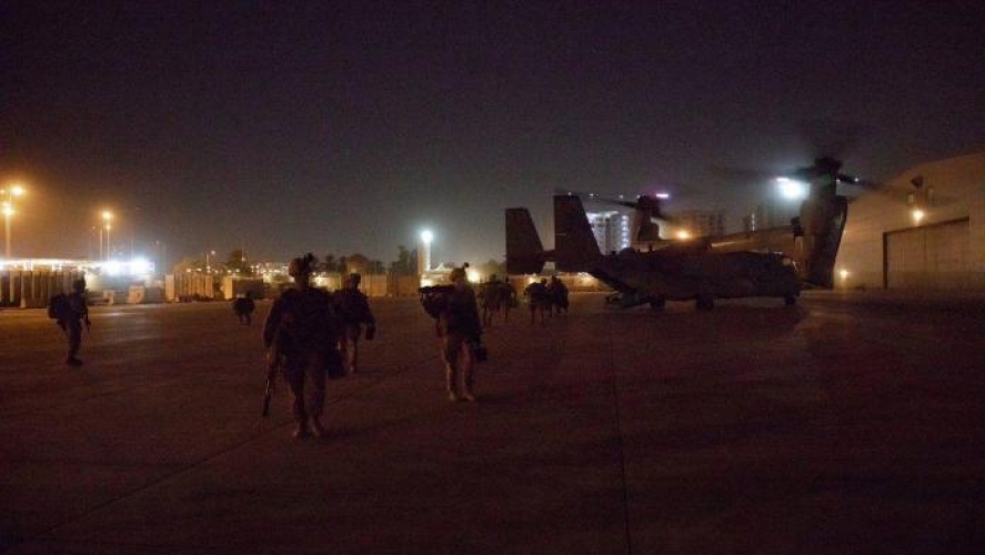 بالفيديو .. حريق هائل في قاعدة أمريكية قرب مطار بغداد والسبب غريب!
