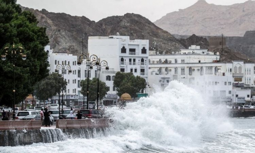 إنقاذ 25 شخصا حاصرتهم الأمطار في العاصمة العمانية بسبب إعصار شاهين