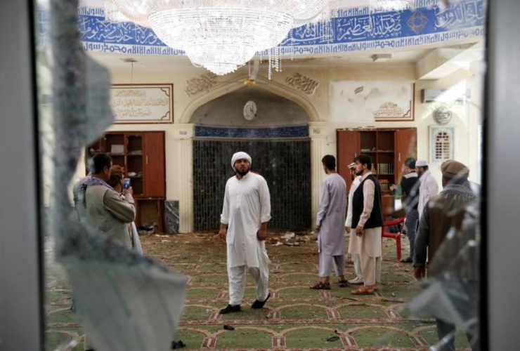 تفجير إرهابي على مدخل مسجد في كابول وسقوط ضحايا ومقتل صحفي ومدنيين في جلال أباد