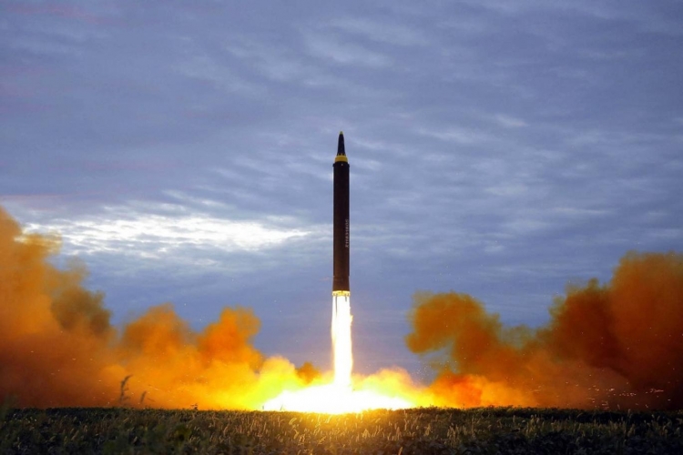 صاروخ باليستي تطلقه كوريا الشمالية يبلغ مداه 450 كيلومترا