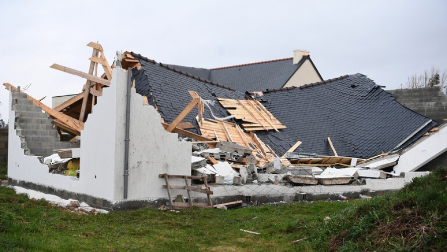 انقطاع الكهرباء عن 250 ألف منزل جراء عاصفة قوية في فرنسا