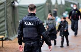 الشرطة الألمانية تقبض على 31 لاجئاً بينهم 10 أطفال عبروا حدودها من بولندا