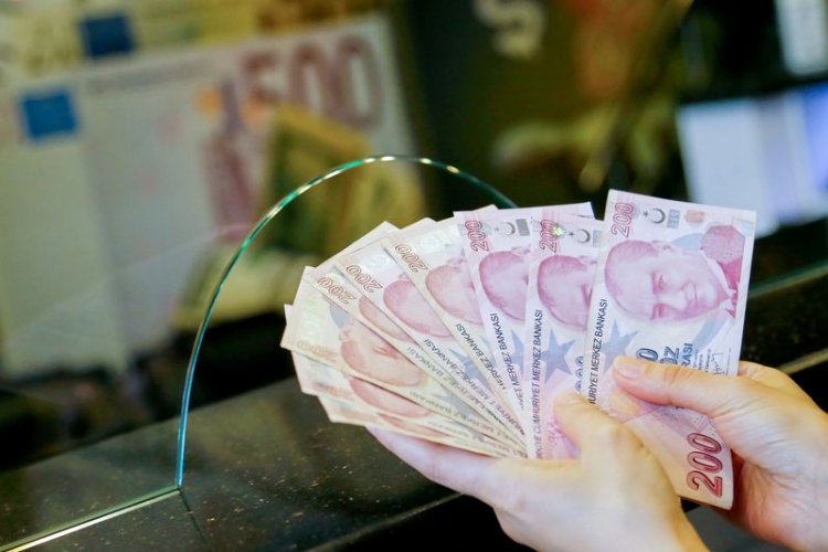 الليرة التركية تلامس أدنى مستوياتها مقابل الدولار