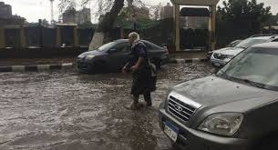 مصر تغلق طرقا رئيسية احترازيا بسبب السيول