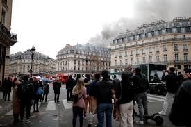حريق ضخم في مبنى بالقرب من ميدان الأوبرا في باريس