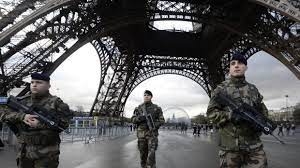 فرنسا التي تدعم مجموعات إرهابية في سورية تقبض على 13 فرنسي لمحاولة شراء سلاح