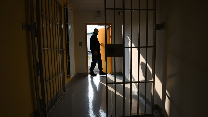 كاتبة أمريكية تعتذر لرجل اتهمته باغتصابها بعد قضائه 16 عاما في السجن ظلما   
