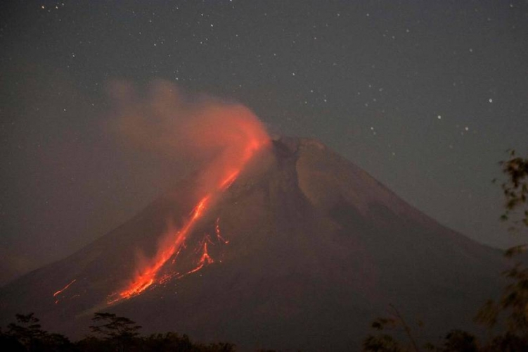 انفجار بركان في إندونيسيا يتسبب في إجلاء السكان